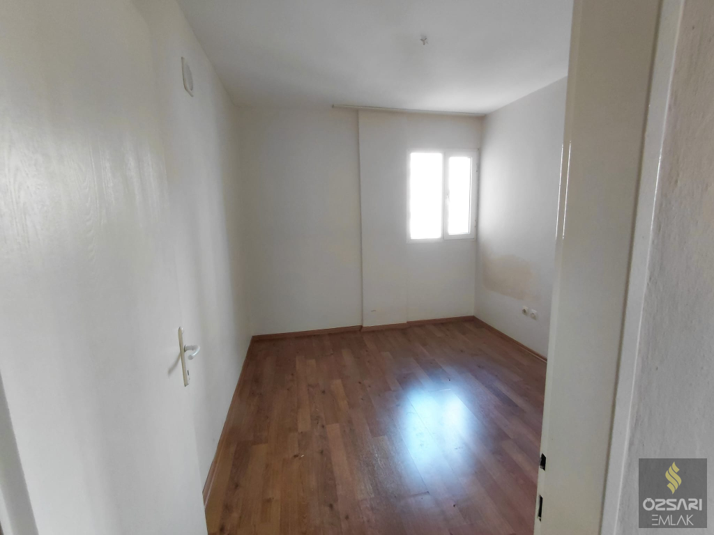 BORNOVA EVKA4 2+1 DOĞALGAZLI FERAH KİRALIK DAİRE