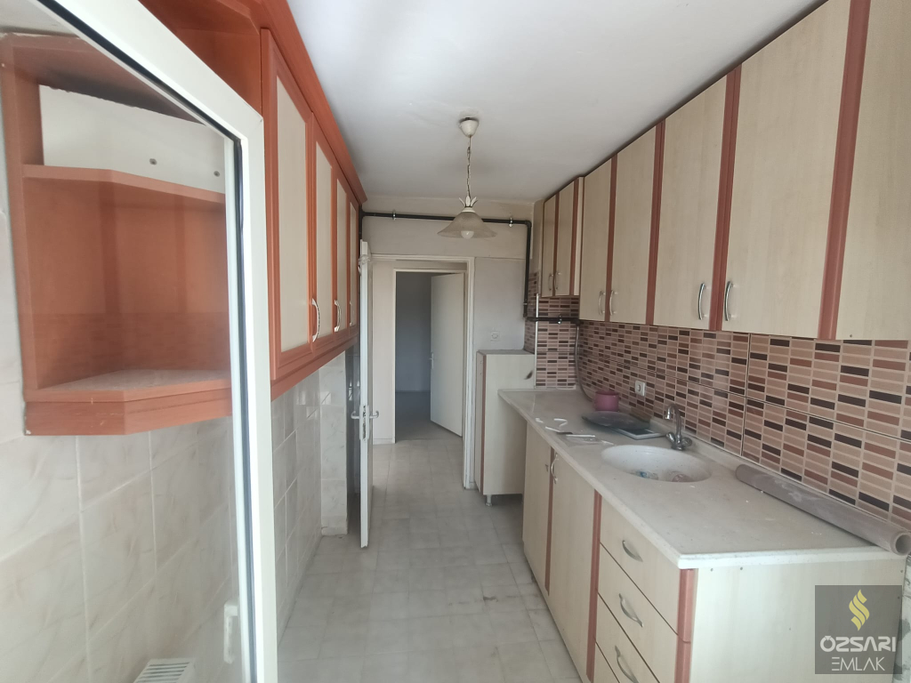 BORNOVA EVKA 4 3+1 DOĞALGAZLI KİRALIK DAİRE