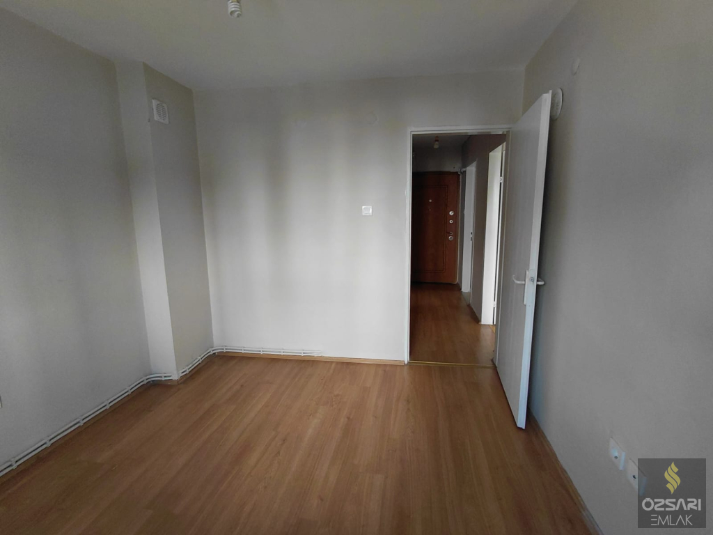 BORNOVA EVKA 1+1 DOĞALGAZLI YAPILI KAPALI MUTFAK KİRALIK DAİRE