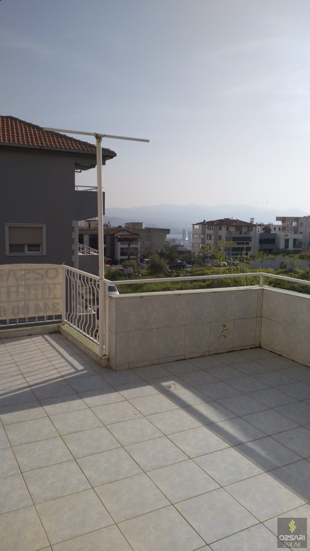 BORNOVA ATATÜRK MAHALLESİNDE KİRALIK TERASLI 1+1 DAİRE