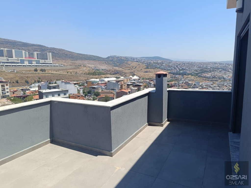 BORNOVA ŞEHİRHASTANESİ KARŞISI ÖZEL TERASLI EBEVEYN BANYOLU GİYİNME ODALI SATILI