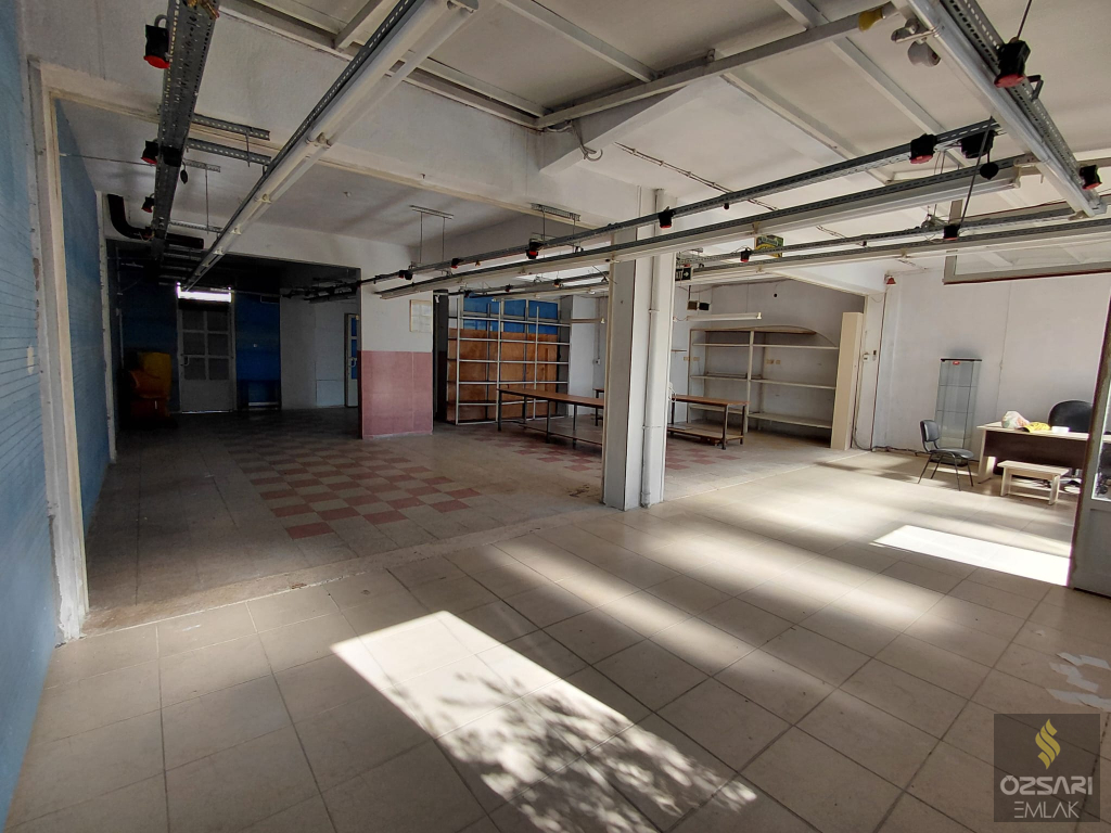 BORNOVA İNÖNÜ MAHALLESİNDE HER İŞE UYGUN KULLANIŞLI FERAH DÜKKAN