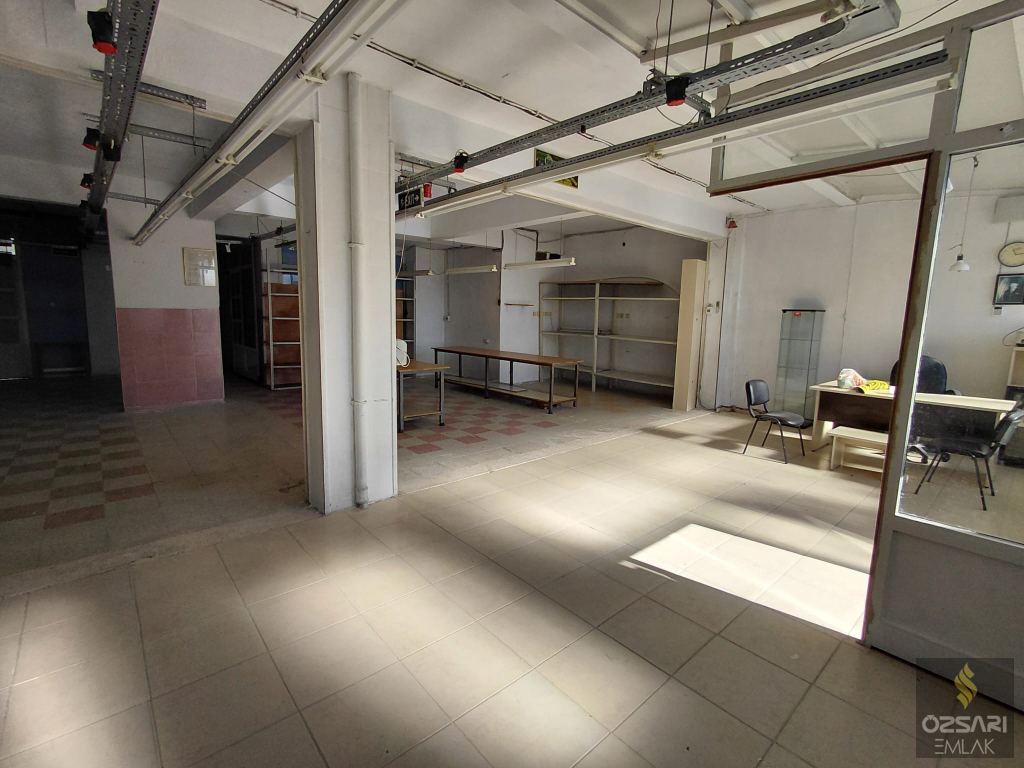 BORNOVA İNÖNÜ MAHALLESİNDE HER İŞE UYGUN KULLANIŞLI FERAH DÜKKAN