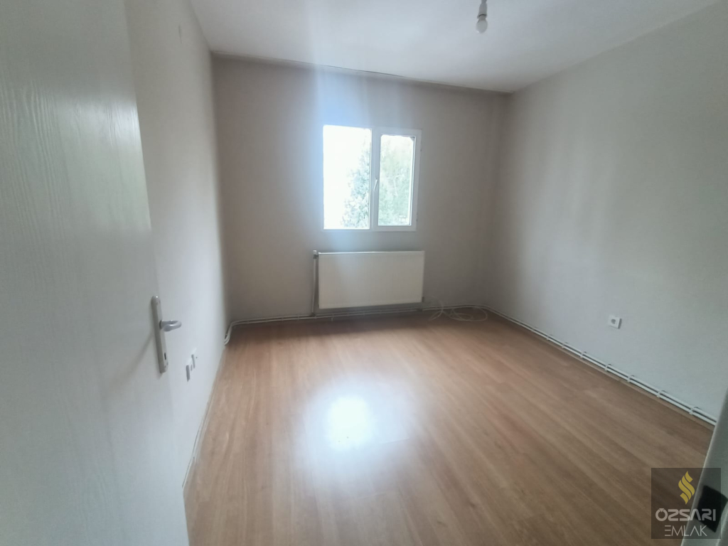 BORNOVA EVKA 1+1 DOĞALGAZLI YAPILI KAPALI MUTFAK KİRALIK DAİRE