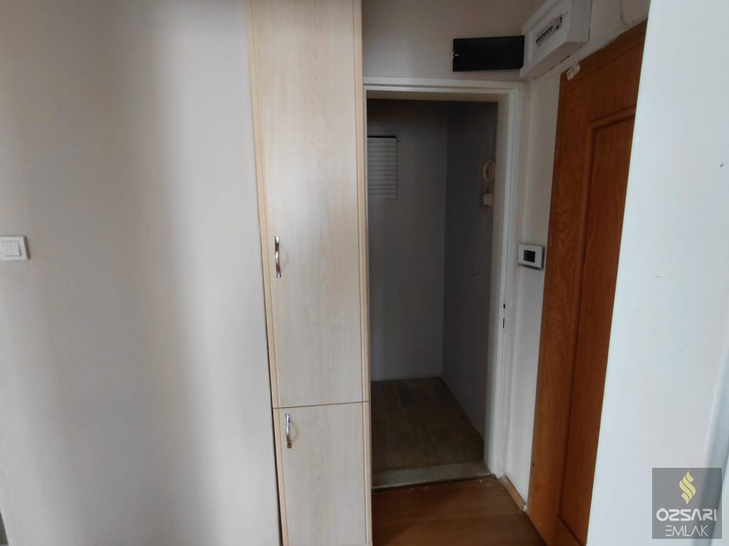 BORNOVA EVKA 1+1 DOĞALGAZLI YAPILI KAPALI MUTFAK KİRALIK DAİRE