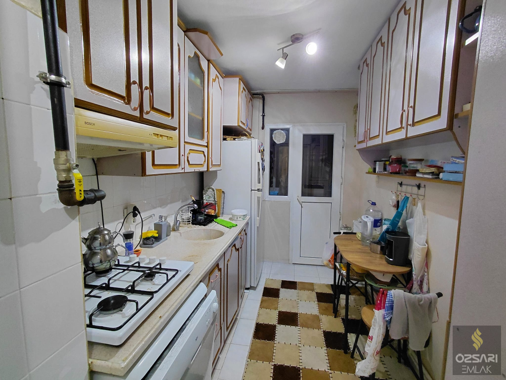 BORNOVA EVKA4 2+1 KAPALI MUTFAK DOĞALGAZLI GÜNEYCEPHE SATILIK DAİRE