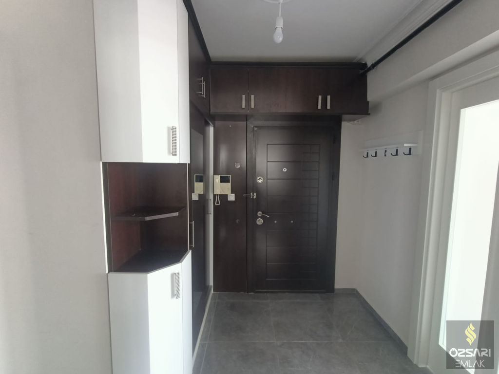 BORNOVA İNÖNU BARBAROS CADDESİNDE EGEYAŞAM EVLERİ SİTESİNDE 3+1FULL YAPILI DAİRE