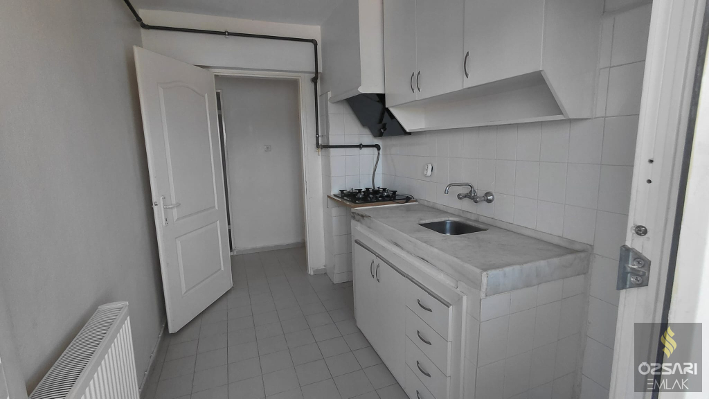 BORNOVA EVKA 4 2+1 DOĞALGAZLI FERAH KİRALIK DAİRE