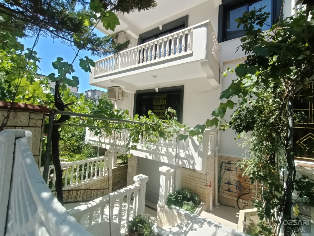 BORNOVA İNÖNÜ MAHALLESİ SEYİT ŞANLI LİSESİNİN ARKASINDA KİRALIK DOĞALGAZLI DAİRE