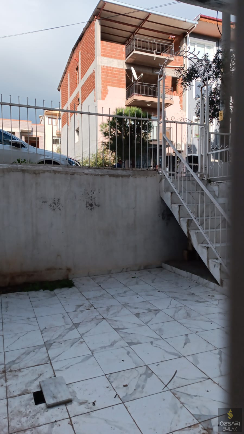 Bornova Atatürk mah. 3+1 doğalgazlı kiralik bahçe katı Daire