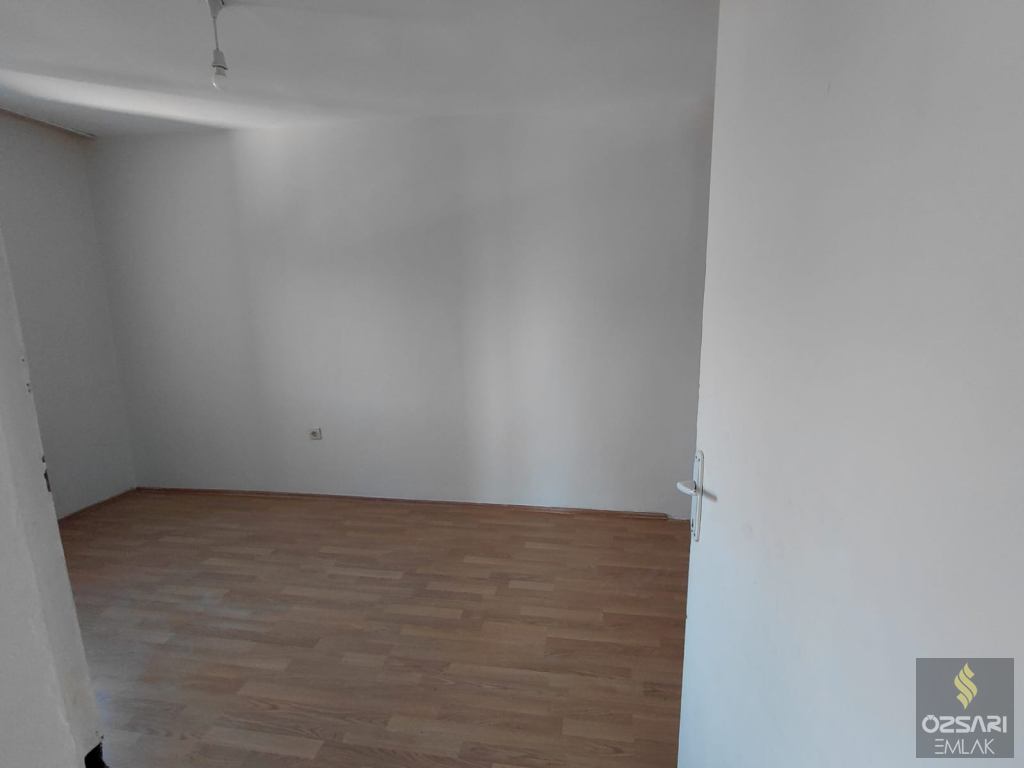 BORNOVA EVKA 4 3+1 GÜNEYCEPHE DOĞALGAZLI TEMİZ KİRALIK DAİRE