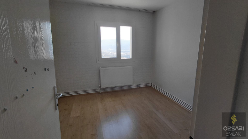BORNOVA EVKA 4 2+1 DOĞALGAZLI FERAH KİRALIK DAİRE