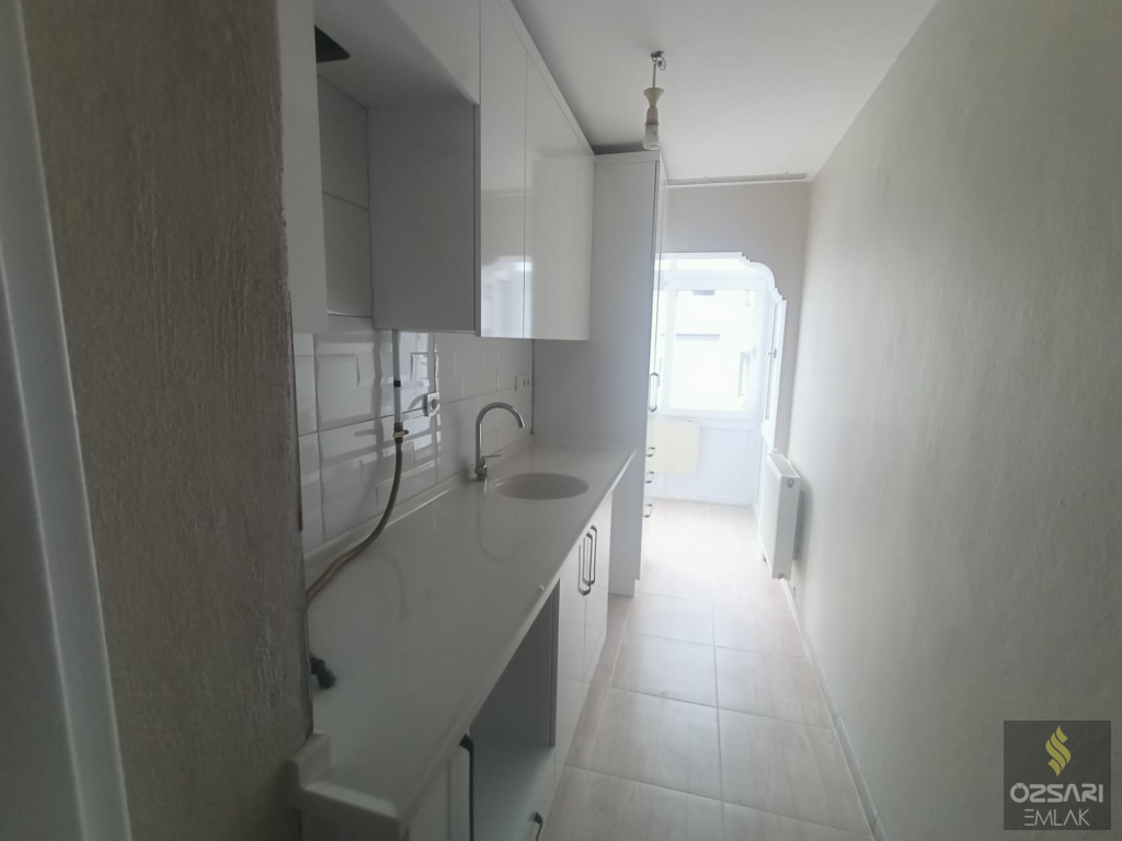 BORNOVA EVKA 1+1 DOĞALGAZLI YAPILI KAPALI MUTFAK KİRALIK DAİRE