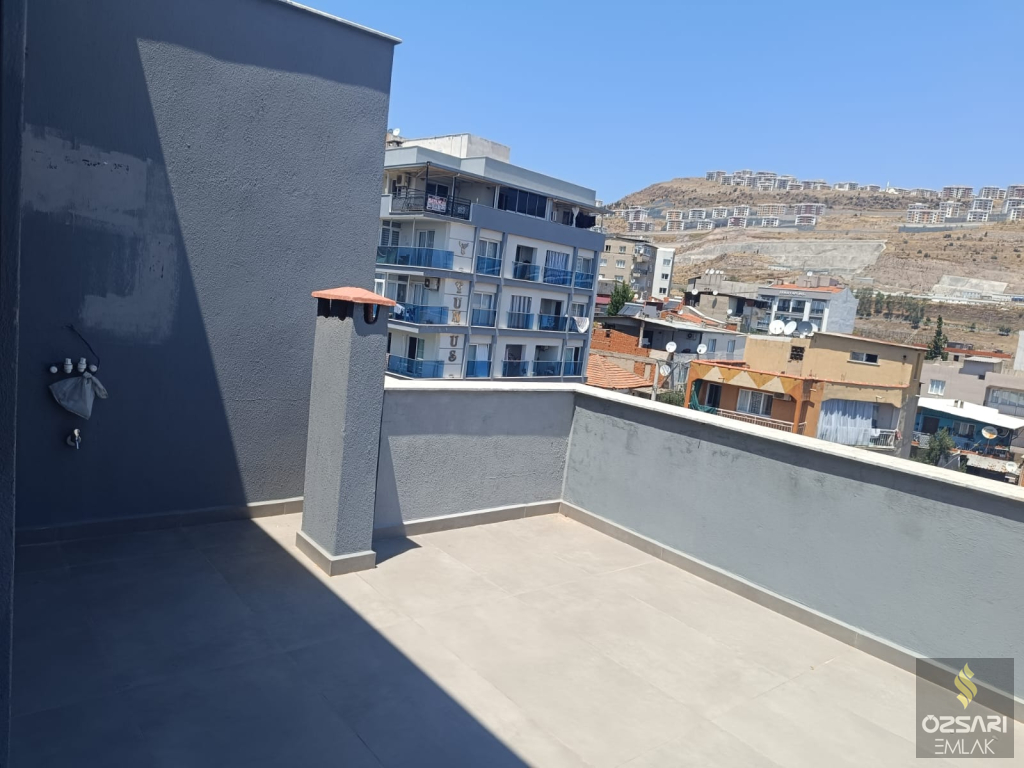 BORNOVA ŞEHİRHASTANESİ KARŞISI ÖZEL TERASLI EBEVEYN BANYOLU GİYİNME ODALI SATILI