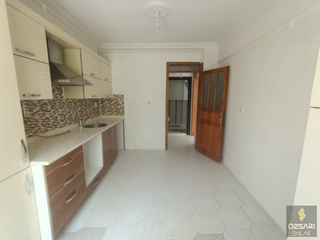 BORNOVA İNÖNÜ MAHALLESİ SEYİT ŞANLI LİSESİNİN ARKASINDA KİRALIK DOĞALGAZLI DAİRE