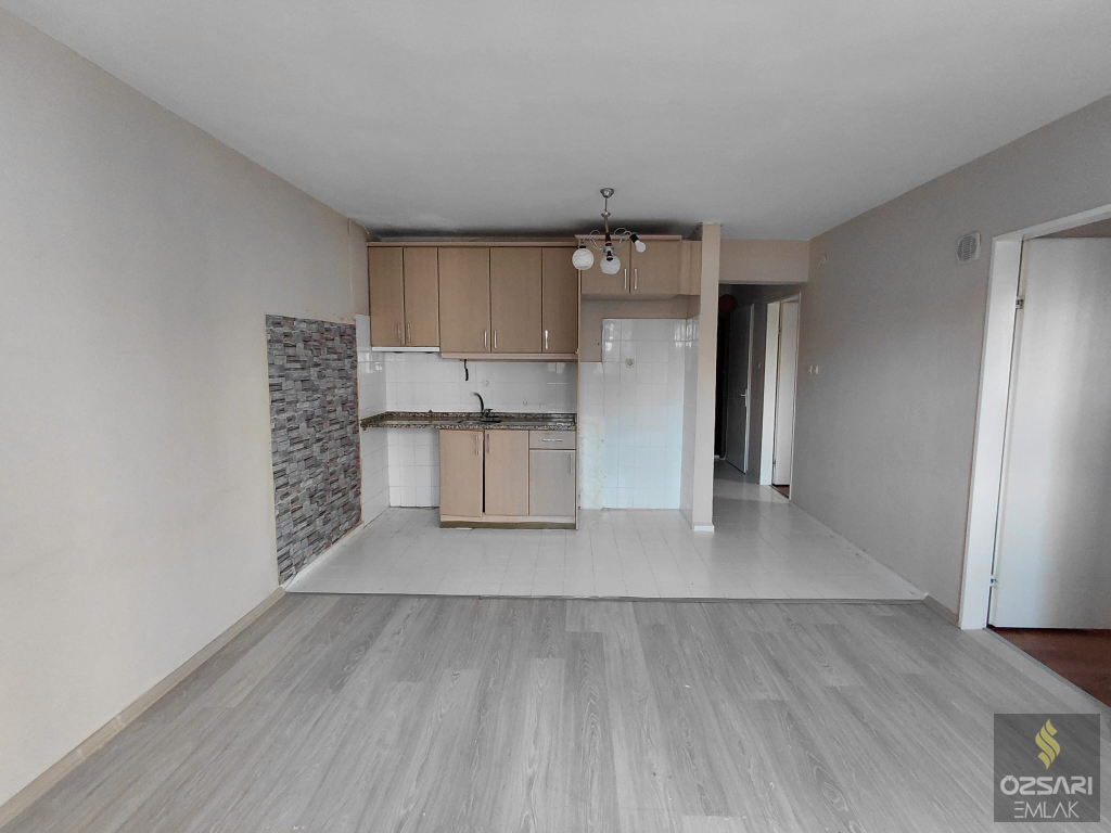 BORNOVA EVKA4 2+1 DOĞALGAZLI FERAH KİRALIK DAİRE