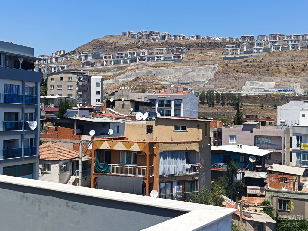 BORNOVA ŞEHİRHASTANESİ KARŞISI ÖZEL TERASLI EBEVEYN BANYOLU GİYİNME ODALI SATILI
