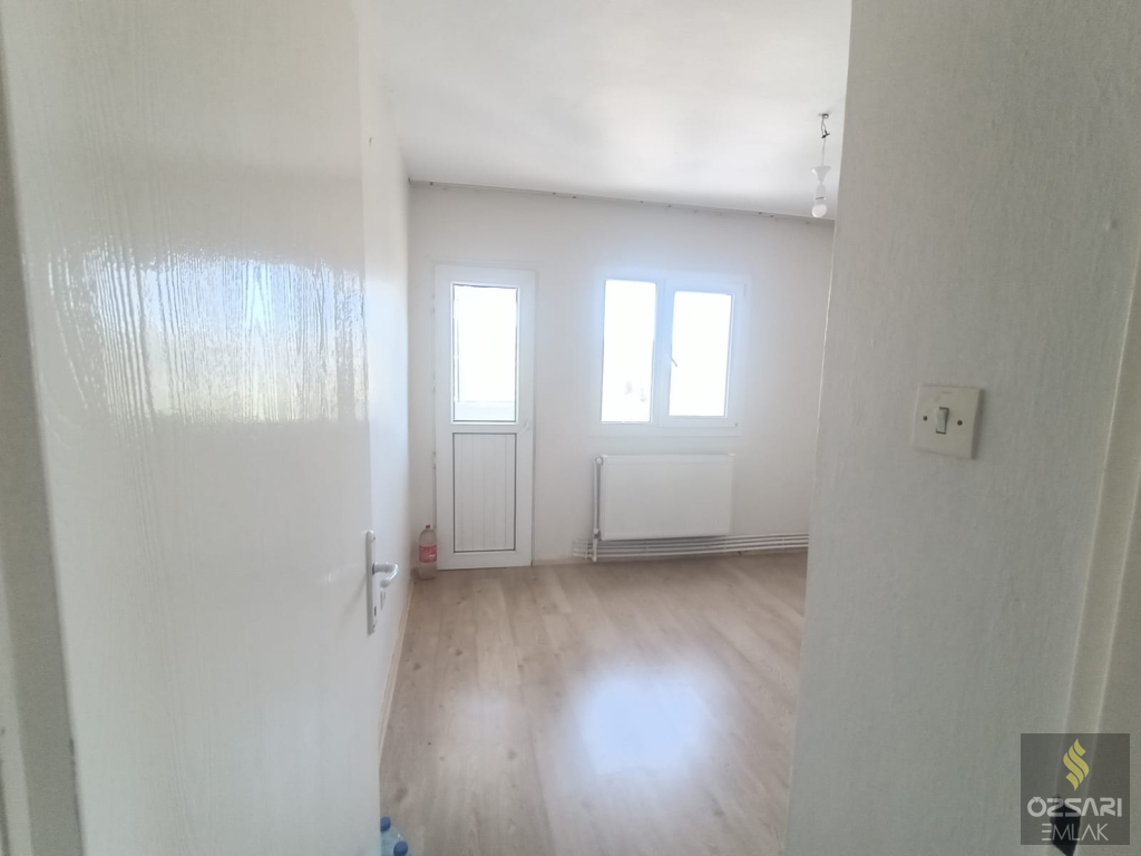 BORNOVA EVKA 4  MİGROS KARŞISI 2+1 DOĞALGAZLI KİRALIK DAİRE