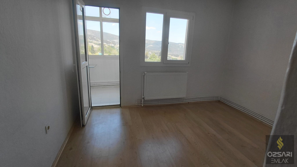 BORNOVA EVKA 4 2+1 DOĞALGAZLI FERAH KİRALIK DAİRE