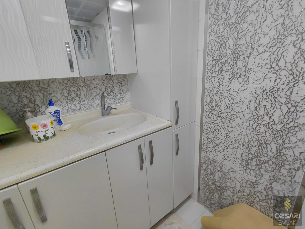 BORNOVA EVKA 4 YAPILI DENİZ MANZARALI 2+1 KAPALI MUTFAK FIRSAT DAİRE