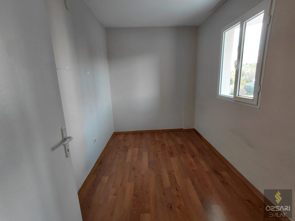 BORNOVA EVKA4 2+1 DOĞALGAZLI FERAH KİRALIK DAİRE