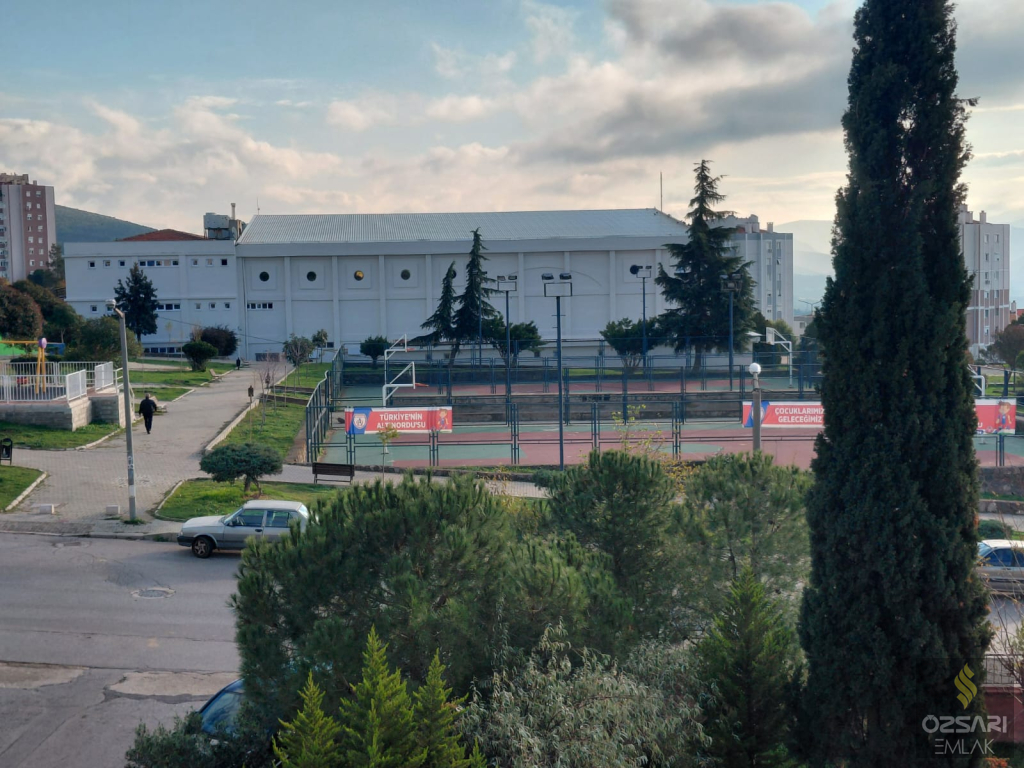 BORNOVA EVKA4 2+1 DOĞALGAZLI FERAH KİRALIK DAİRE