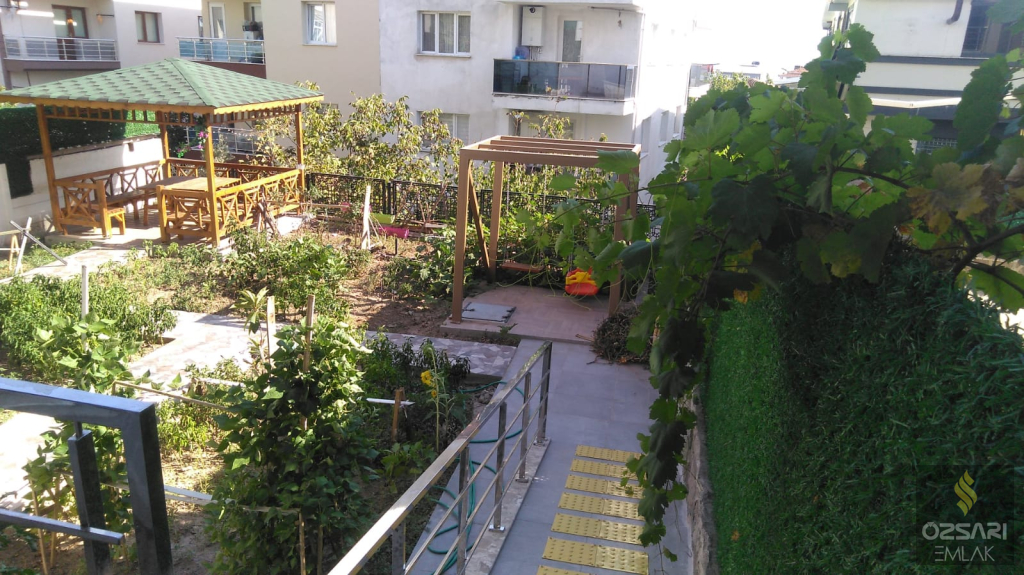 Bornova İnönü mah. 2+1 doğalgazlı klimalı,Deniz ve Bahçe manzaralı kiralık Daire
