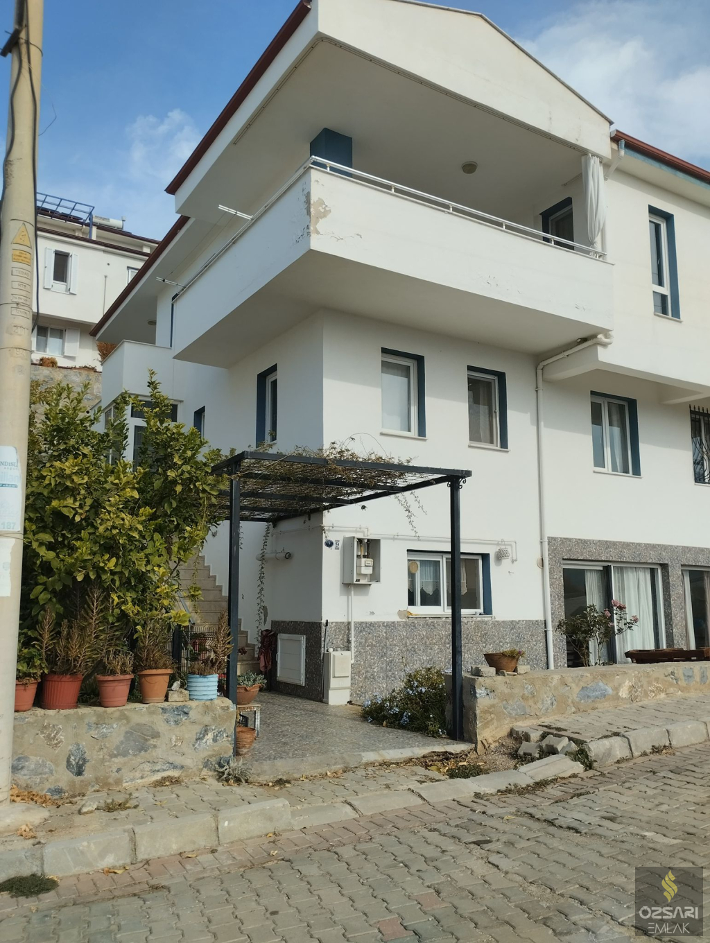 VİLLALAR BÖLGESİNİN EN İYİ KONUMUNDAKİ ÖN SIRADAKİ TRİPLEKS VİLLA SATILIĞA ÇIKMI