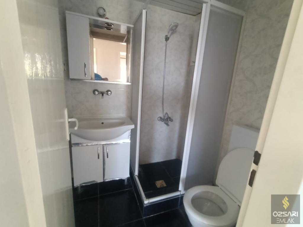 BORNOVA EVKA 4  MİGROS KARŞISI 2+1 DOĞALGAZLI KİRALIK DAİR...