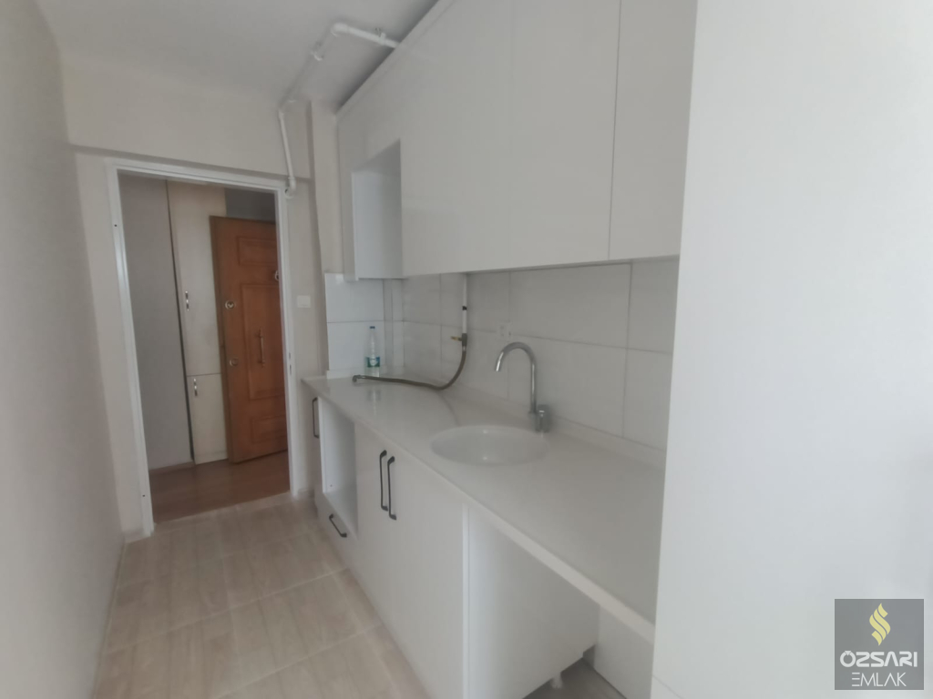 BORNOVA EVKA 1+1 DOĞALGAZLI YAPILI KAPALI MUTFAK KİRALIK DAİRE
