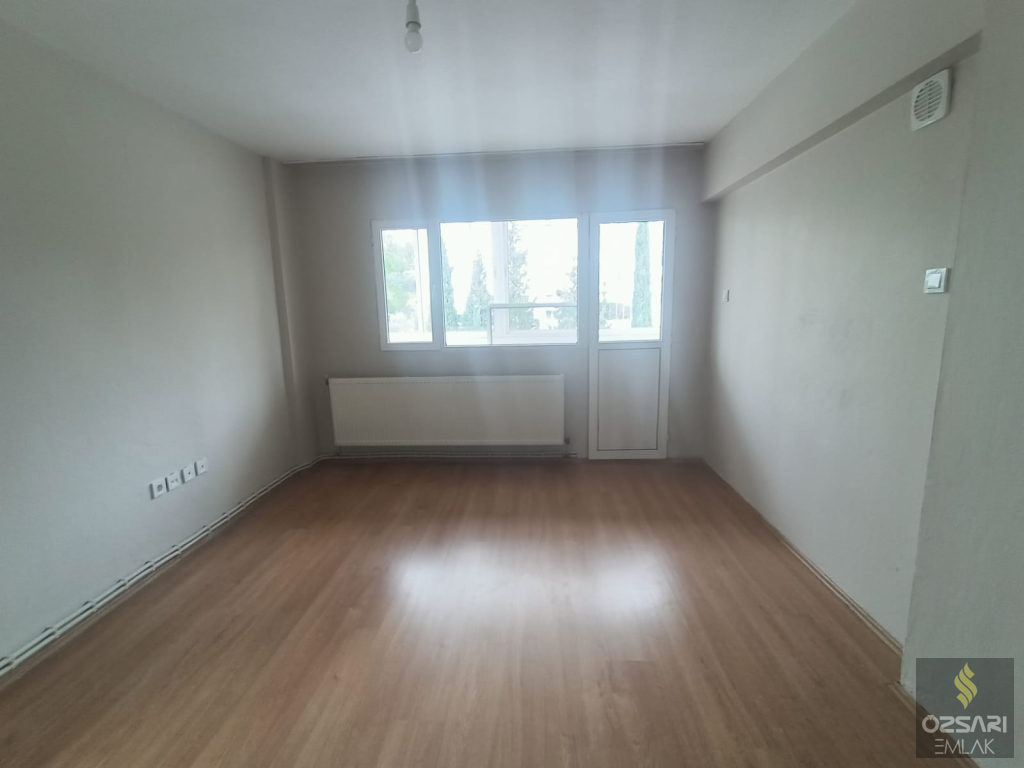 BORNOVA EVKA 1+1 DOĞALGAZLI YAPILI KAPALI MUTFAK KİRALIK DAİRE