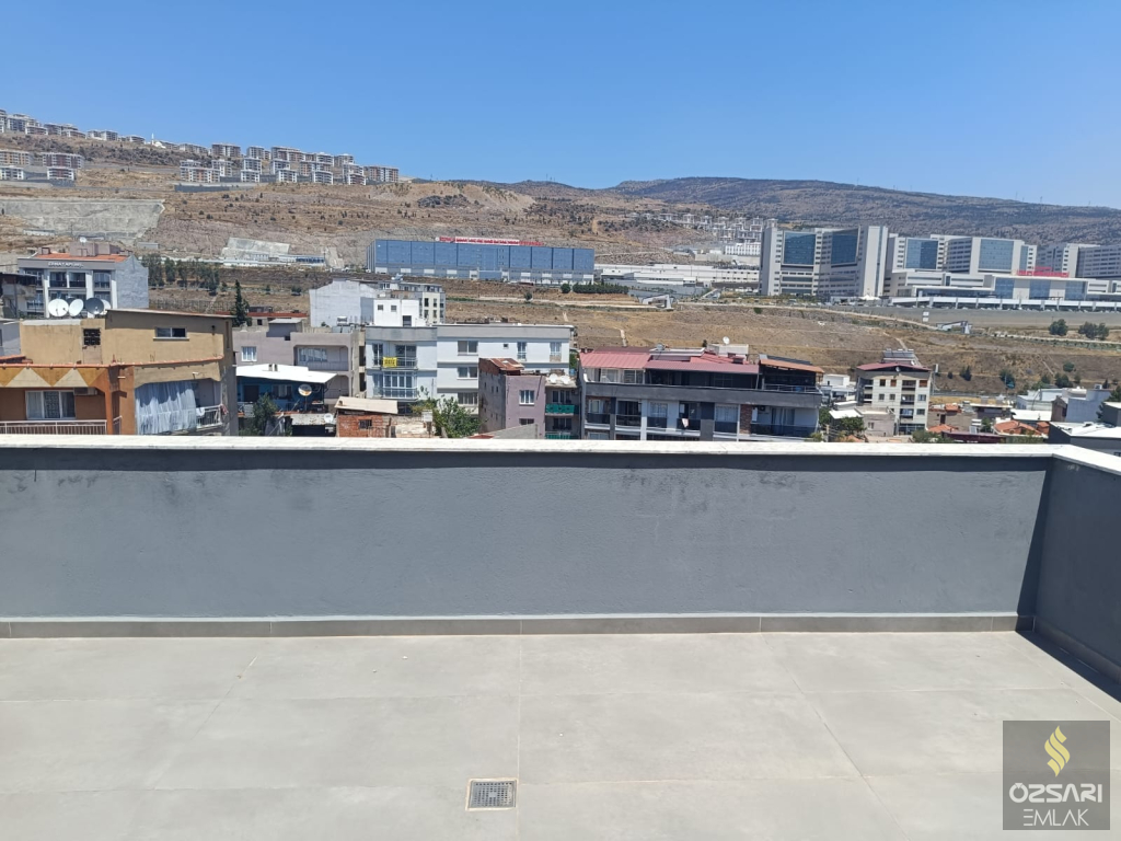 BORNOVA ŞEHİRHASTANESİ KARŞISI ÖZEL TERASLI EBEVEYN BANYOLU GİYİNME ODALI SATILI