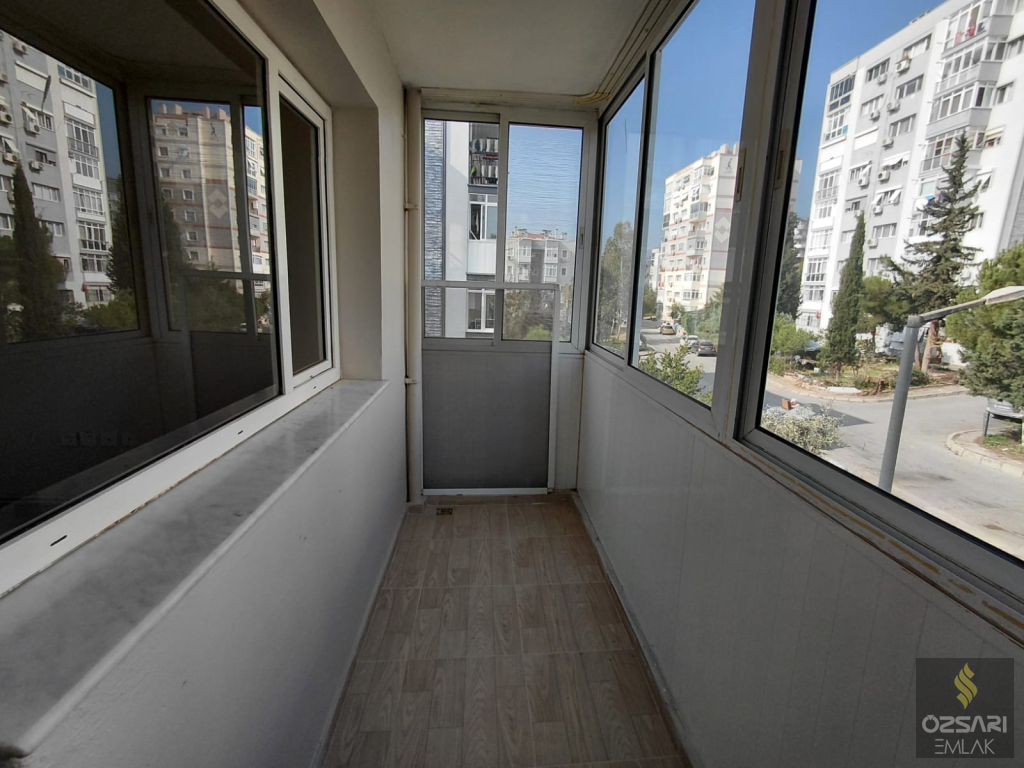 BORNOVA EVKA 1+1 DOĞALGAZLI YAPILI KAPALI MUTFAK KİRALIK DAİRE