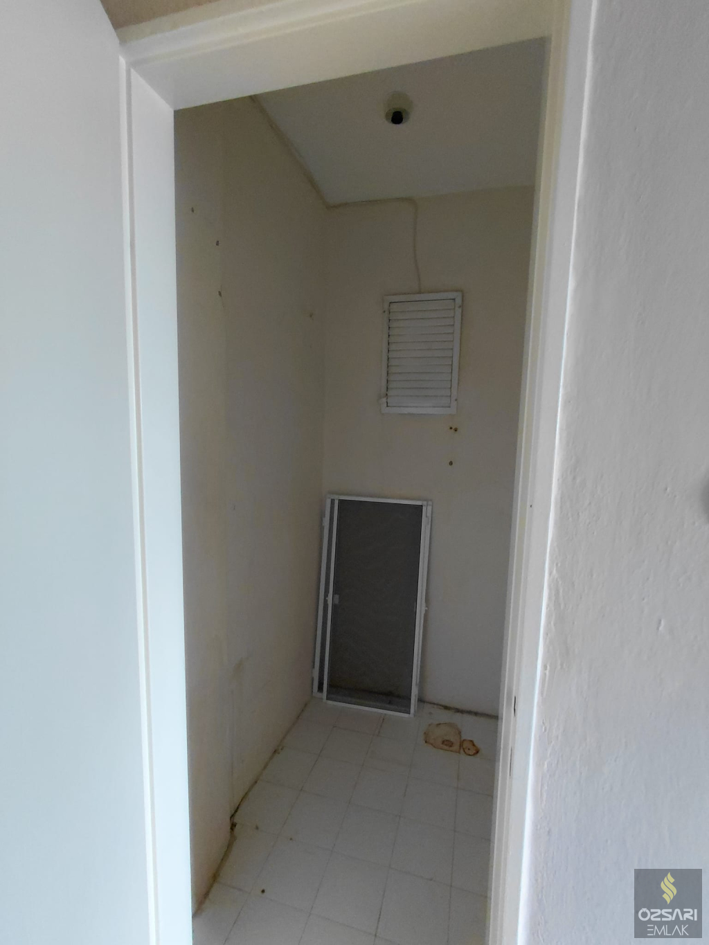 BORNOVA EVKA4 2+1 DOĞALGAZLI FERAH KİRALIK DAİRE