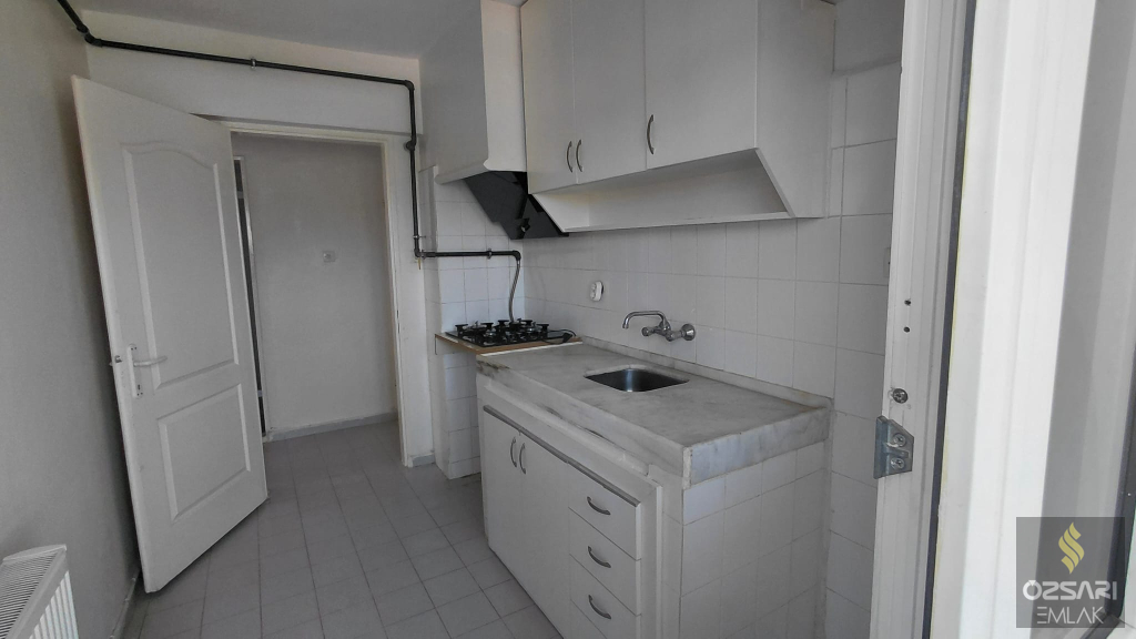 BORNOVA EVKA 4 2+1 DOĞALGAZLI FERAH KİRALIK DAİRE