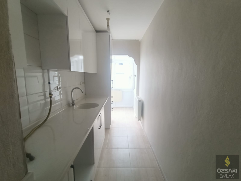 BORNOVA EVKA 1+1 DOĞALGAZLI YAPILI KAPALI MUTFAK KİRALIK DAİRE