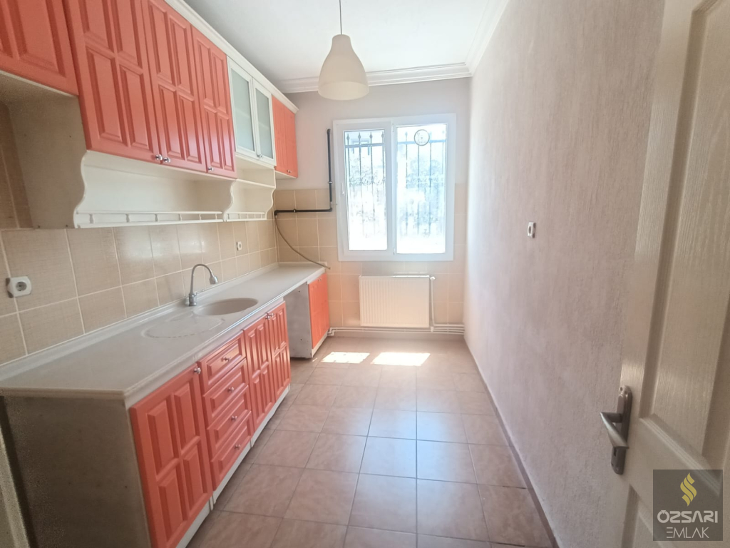 BORNOVA İNÖNÜ MAHALLESİNDE 2+1 DOĞALGAZLI KİRALIK DAİRE