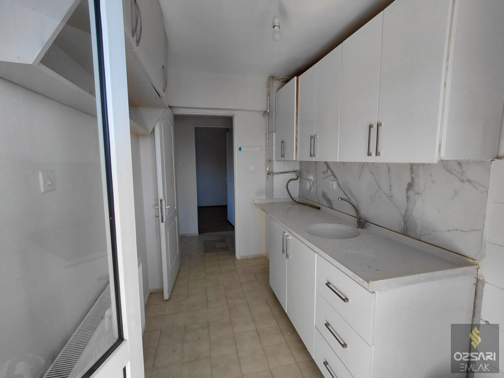 BORNOVA EVKA 4 3+1 GÜNEYCEPHE DOĞALGAZLI TEMİZ KİRALIK DAİRE