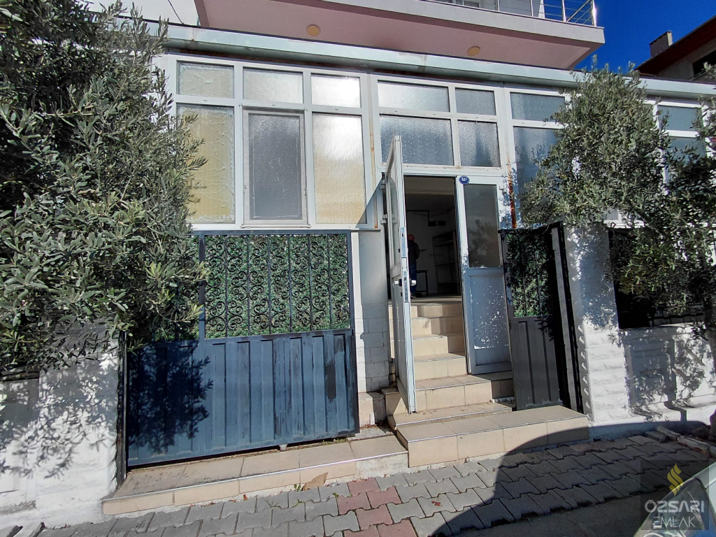 BORNOVA İNÖNÜ MAHALLESİNDE HER İŞE UYGUN KULLANIŞLI FERAH DÜKKAN