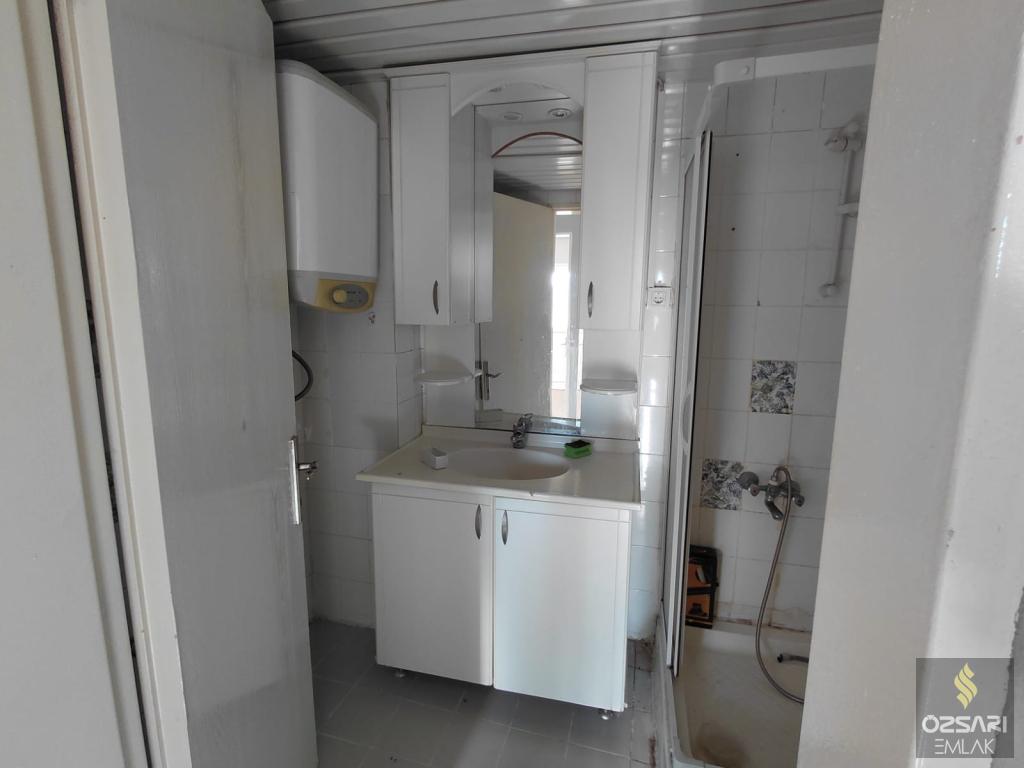 BORNOVA EVKA 4 2+1 GÜNEY CEPHE KİRALIK DAİRE