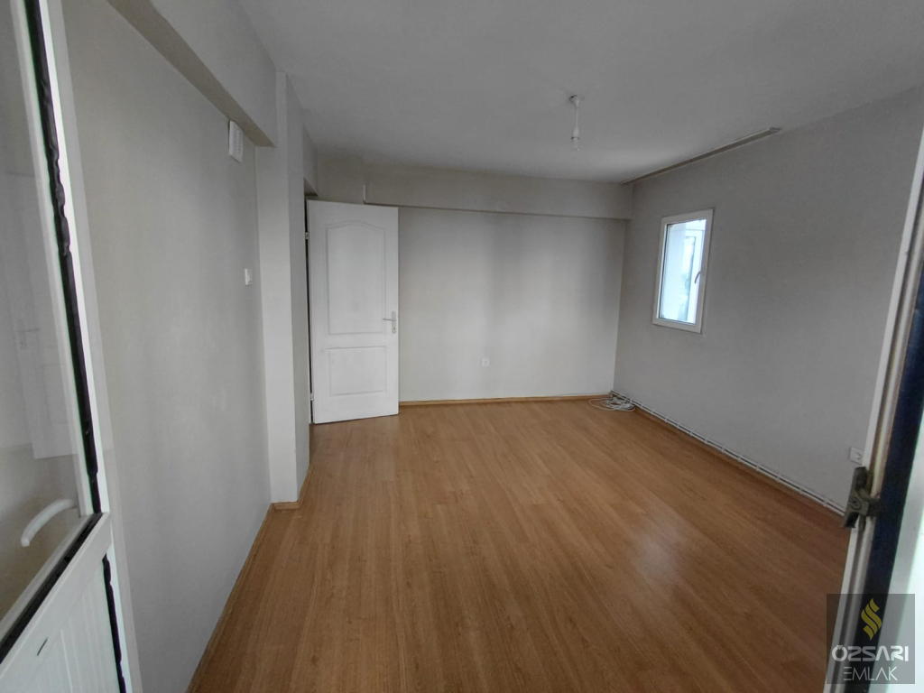 BORNOVA EVKA 1+1 DOĞALGAZLI YAPILI KAPALI MUTFAK KİRALIK DAİRE