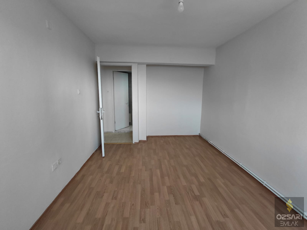 BORNOVA EVKA 4 3+1 GÜNEYCEPHE DOĞALGAZLI TEMİZ KİRALIK DAİRE