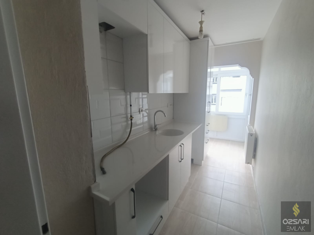 BORNOVA EVKA 1+1 DOĞALGAZLI YAPILI KAPALI MUTFAK KİRALIK DAİRE