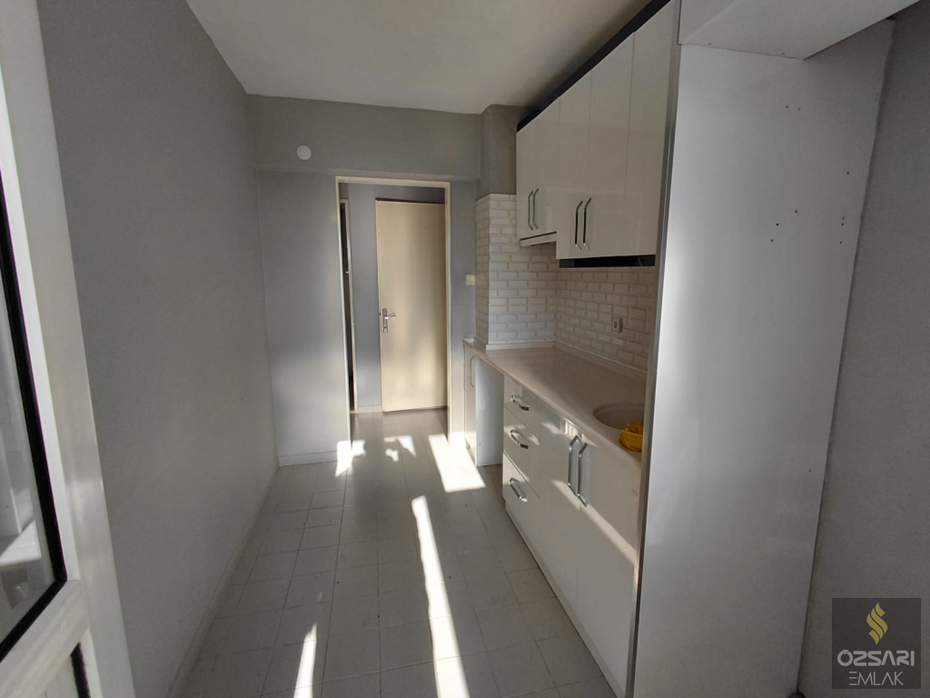 BORNOVA EVKA 4 2+1 GÜNEY CEPHE KİRALIK DAİRE